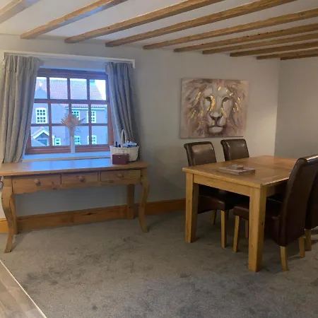 Apartment The Carriage House, York Sleeps 24