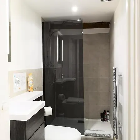 The Carriage House, York Sleeps 24 Apartment *