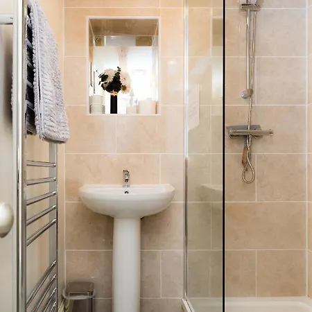 Apartment The Carriage House, York Sleeps 24