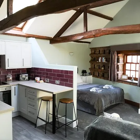 The Carriage House, York Sleeps 24 Apartman *