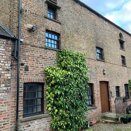The Carriage House, York Sleeps 24 Bilbrough