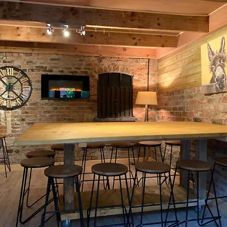 The Carriage House, York Sleeps 24 Bilbrough