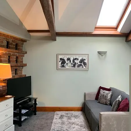 Apartment The Carriage House, York Sleeps 24