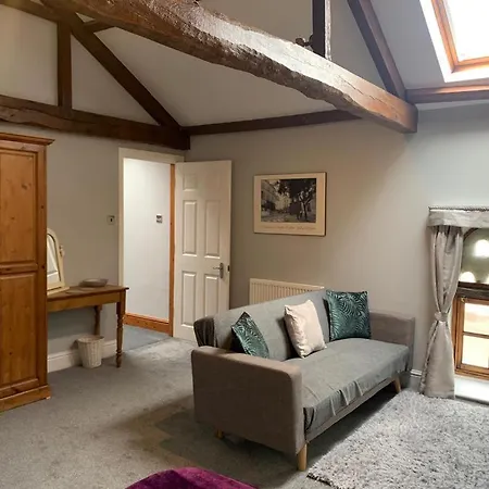 The Carriage House, York Sleeps 24 Apartman *