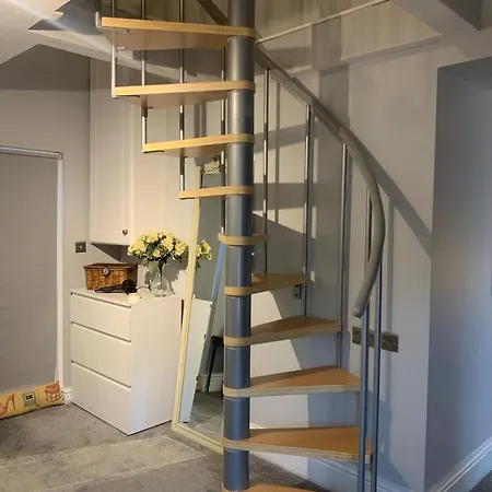 The Carriage House, York Sleeps 24 *