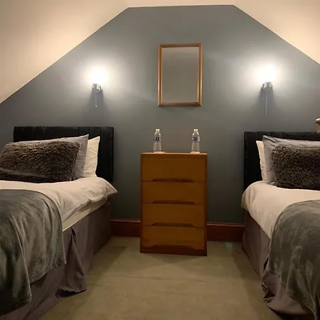 The Carriage House, York Sleeps 24 *