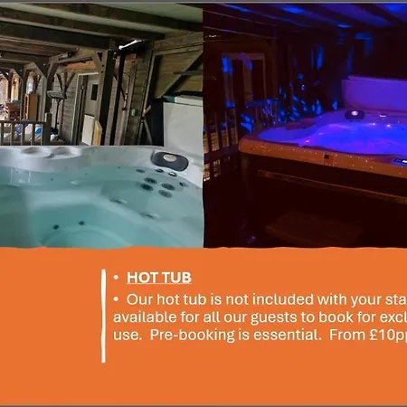 The Carriage House, York Sleeps 24 Apartman *