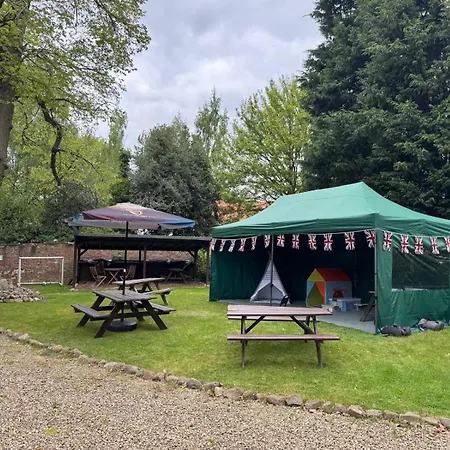 The Carriage House, York Sleeps 24 Apartman