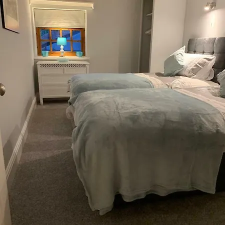 The Carriage House, York Sleeps 24 *