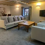 The Carriage House, York Sleeps 24 * Bilbrough