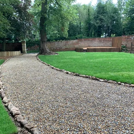 The Carriage House, York Sleeps 24 * Bilbrough