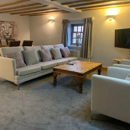 The Carriage House, York Sleeps 24 * Bilbrough